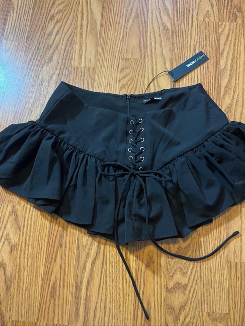 Ladies Fashion Nova mini Skirt (new with tags) size L
